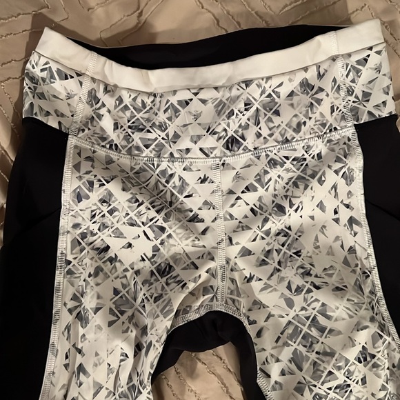 Lululemon Leggings with pockets. Women’s size 4. - Picture 8 of 8